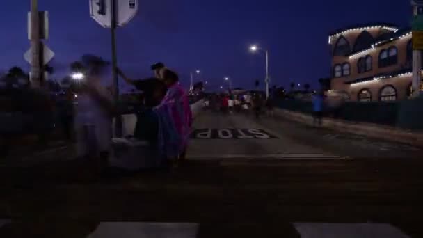 Santa Monica Hyperlapse Caminando Multitudes Noche Del Muelle California — Vídeos de Stock