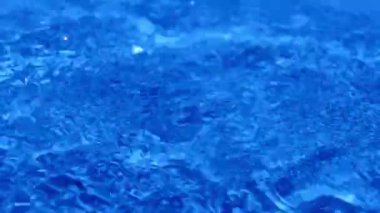 Su Yüzeyine Su Damlaları Taçlı Dalgalanmalar