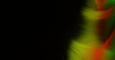 Koyu arkaplanda renkli dumanların yakın plan görüntüleri