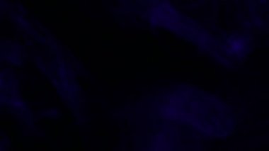 Koyu arkaplanda renkli dumanların yakın plan görüntüleri