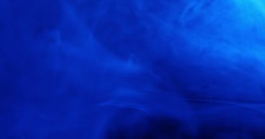 Koyu arkaplanda renkli dumanların yakın plan görüntüleri