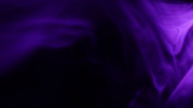 Koyu arkaplanda renkli dumanların yakın plan görüntüleri