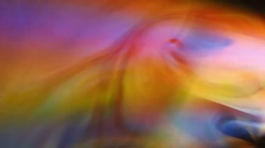 Koyu arkaplanda renkli dumanların yakın plan görüntüleri