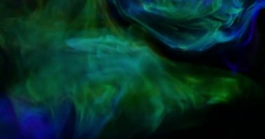 Koyu arkaplanda renkli dumanların yakın plan görüntüleri