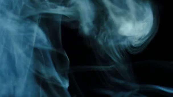 Zbliżenie Materiał Filmowy Kolorowym Dymem Ciemnym Tle — Wideo stockowe