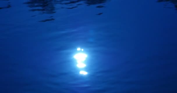 images des reflets de la lumière du soleil de surface de l'eau