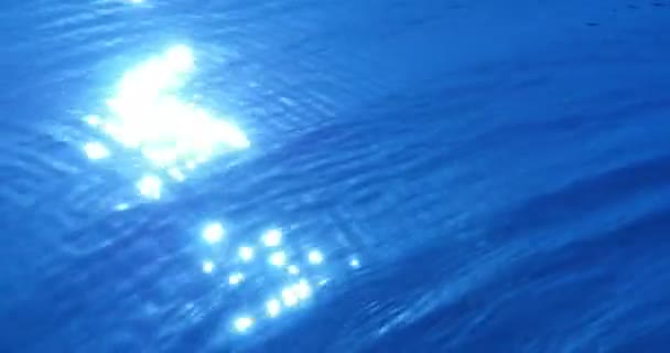 Gouttes d'eau Ondulations sur la surface de l'eau