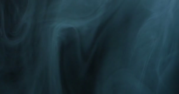 暗い背景にカラフルな煙のクローズアップ映像 — ストック動画