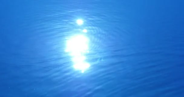 Gouttes d'eau Ondulations sur la surface de l'eau