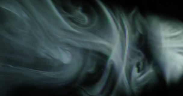 黑暗背景下彩色烟雾的特写镜头 — 图库视频影像