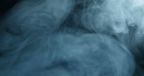 Nahaufnahme Von Farbigem Rauch Auf Dunklem Hintergrund — Stockvideo