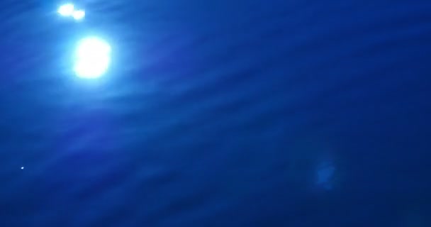Gouttes d'eau Ondulations sur la surface de l'eau