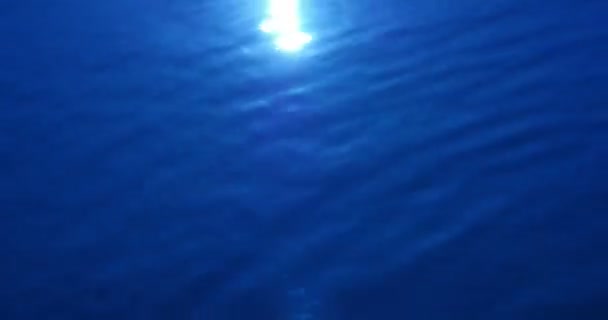 Gouttes d'eau Ondulations sur la surface de l'eau