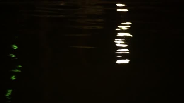 背景として夜の水面の映像 — ストック動画