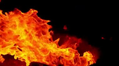 Yavaş Hareket, siyah arkaplanda yangın görüntülerini yakıyor
