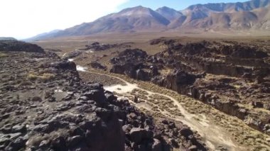 Volkanik Kaya oluşumu, Doğu Sierra California 'da havadan çekilen volkanın üzerinden uçuyor.