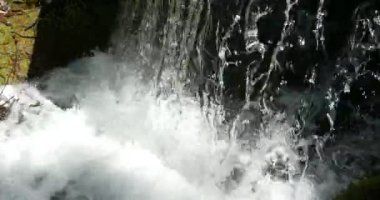 Güzel Şelale 'nin yakın çekim sakin döngü görüntüleri