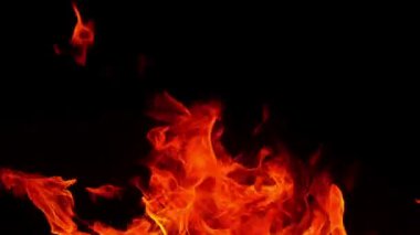 Yavaş Hareket, siyah arkaplanda yangın görüntülerini yakıyor