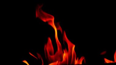 Yavaş Hareket, siyah arkaplanda yangın görüntülerini yakıyor