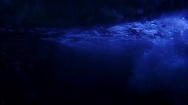 Sualtında yükselen kabarcıkların sakin görüntüleri.