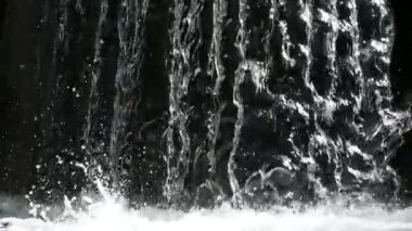 Güzel Şelale 'nin yakın çekim sakin döngü görüntüleri