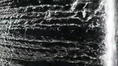 Güzel Şelale 'nin yakın çekim sakin döngü görüntüleri