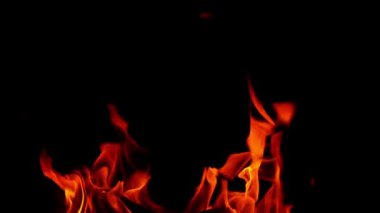 Yavaş Hareket, siyah arkaplanda yangın görüntülerini yakıyor