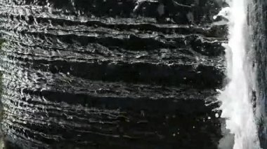 Güzel Şelale 'nin yakın çekim sakin döngü görüntüleri