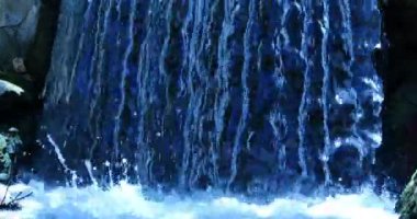 Güzel Şelale 'nin yakın çekim sakin döngü görüntüleri