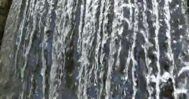 Güzel Şelale 'nin yakın çekim sakin döngü görüntüleri