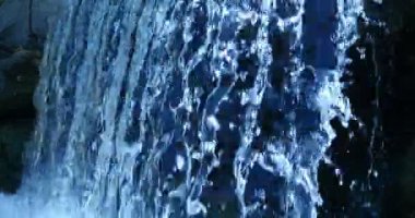 Güzel Şelale 'nin yakın çekim sakin döngü görüntüleri