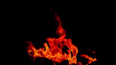 Yavaş Hareket, siyah arkaplanda yangın görüntülerini yakıyor
