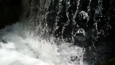 Güzel Şelale 'nin yakın çekim sakin döngü görüntüleri