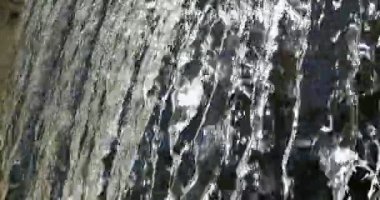 Güzel Şelale 'nin yakın çekim sakin döngü görüntüleri