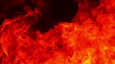 Yavaş Hareket, siyah arkaplanda yangın görüntülerini yakıyor