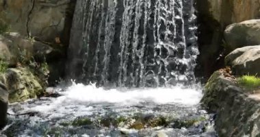 Güzel Şelale 'nin yakın çekim sakin döngü görüntüleri