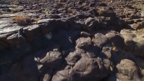 Vulkaniska Rock Formation Flyga Över Antenn Skott Vulkan Östra Sierra — Stockvideo