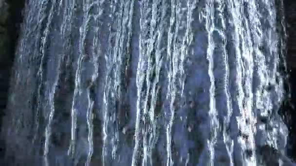 Nahaufnahme Von Ruhigen Loop Aufnahmen Des Wunderschönen Wasserfalls — Stockvideo