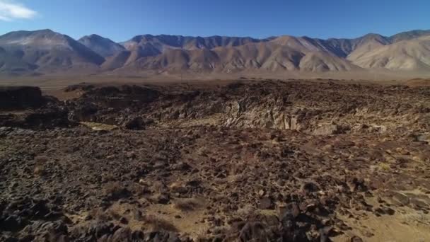 火山岩崖東シエラの火山の空中ショット Forward Tilt — ストック動画