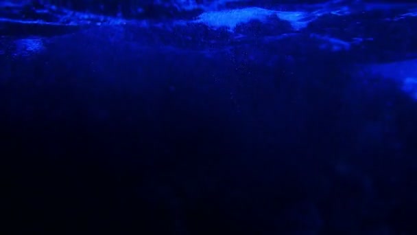 Крупным Планом Спокойные Кадры Bubbles Rising Underwater — стоковое видео