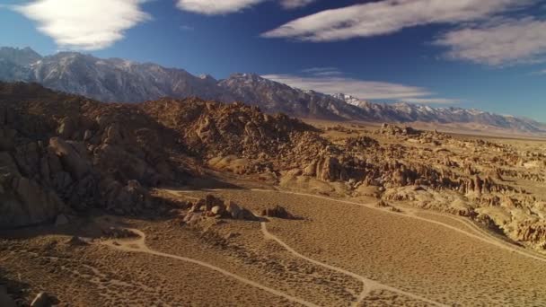アラバマヒルズ砂漠と岩の形成からシエラネバダ山脈とホイットニー山空中ショット回転右 — ストック動画