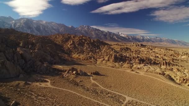 Sierra Nevada Montañas Whitney Alabama Hills Desierto Formación Rocas Aerial — Vídeos de Stock