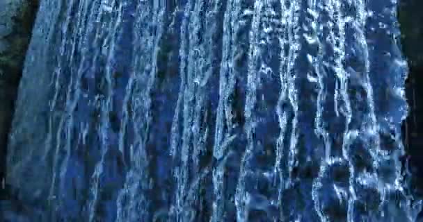 Nahaufnahme Von Ruhigen Loop Aufnahmen Des Wunderschönen Wasserfalls — Stockvideo