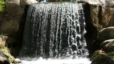 Güzel Şelale 'nin yakın çekim sakin döngü görüntüleri