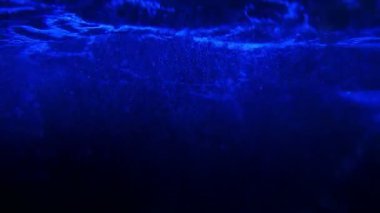 Sualtında yükselen kabarcıkların sakin görüntüleri.