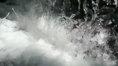 Güzel Şelale 'nin yakın çekim sakin döngü görüntüleri