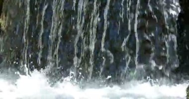 Güzel Şelale 'nin yakın çekim sakin döngü görüntüleri