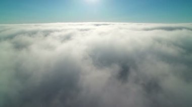 İlahi Bulutların Üzerinde Deniz Katmanı 'nın Havadan Çekimi