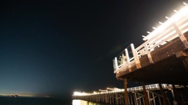 Orion Takımyıldızı Malibu İskelesi 'nin üzerinde yükseliyor California Zaman Dönemi