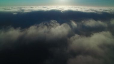 İlahi Bulutların Üzerinde Deniz Katmanı 'nın Havadan Çekimi İleri Eğil